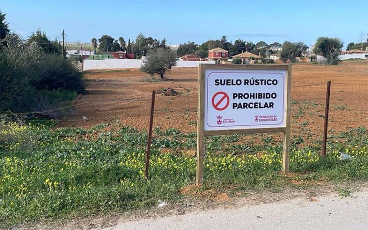 Uno de los carteles instalados en el diseminado / FOTO: Ayto.