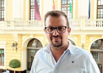 Óscar López posando desde el balcón de la sede del que era su partido / FOTO: PP