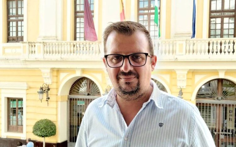 Óscar López posando desde el balcón de la sede del que era su partido / FOTO: PP