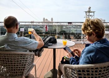 Cruceristas desayunando con vistas a Cádiz / FOTO: Eulogio García