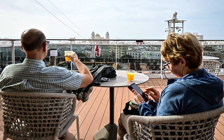 Cruceristas desayunando con vistas a Cádiz / FOTO: Eulogio García