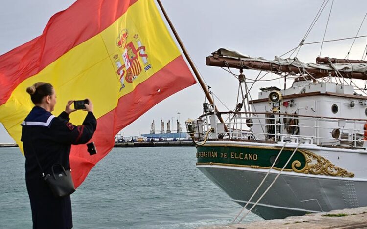 Inmortalizando al buque escuela en su última despedida / FOTO: Eulogio García