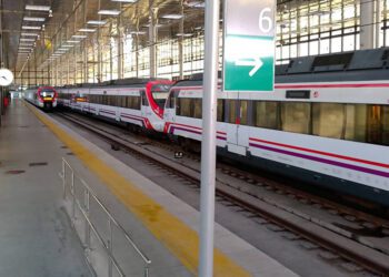 Varias unidades de Cercanías esperando en la estación de Cádiz / FOTO: DBC