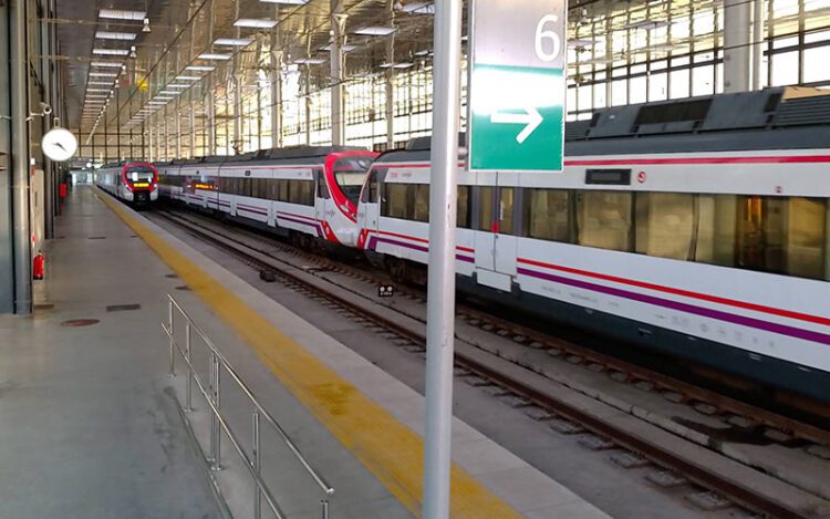 Varias unidades de Cercanías esperando en la estación de Cádiz / FOTO: DBC