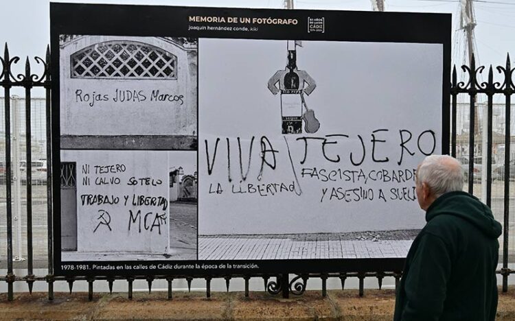 Curioseando uno de los paneles de la muestra / FOTO: Eulogio García