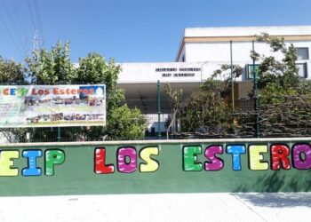 Exterior del pequeño cole que ya vive sus últimos meses / FOTO: CEIP Los Esteros