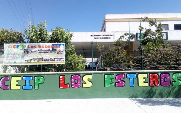 Exterior del pequeño cole que ya vive sus últimos meses / FOTO: CEIP Los Esteros