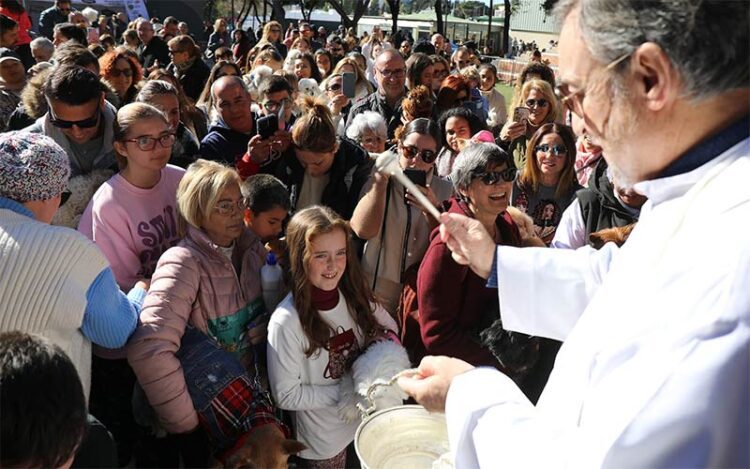 No faltará el cura y sus bendiciones / FOTO: Ayto.