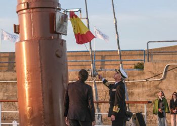 Descubriendo la placa colocada en el antiguo mástil / FOTO: Eulogio García