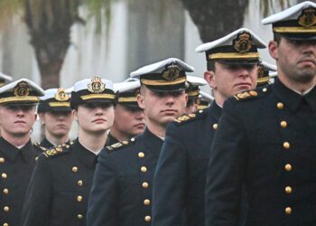 Desfilando entre la niebla camino del Ayuntamiento / FOTO: Eulogio García