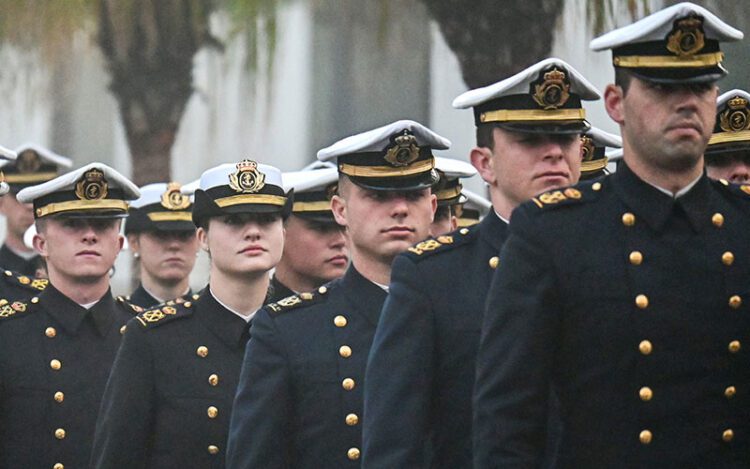 Desfilando entre la niebla camino del Ayuntamiento / FOTO: Eulogio García