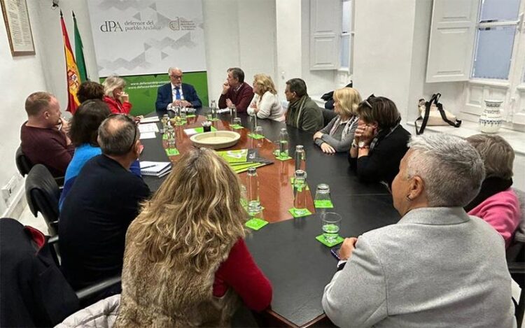 Un momento del encuentro en Sevilla / FOTO: Defensor del Pueblo