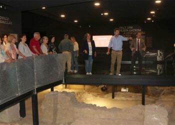 Grupo de mayores visitando, junto al alcalde, el centro fenicio / FOTO: Ayto.