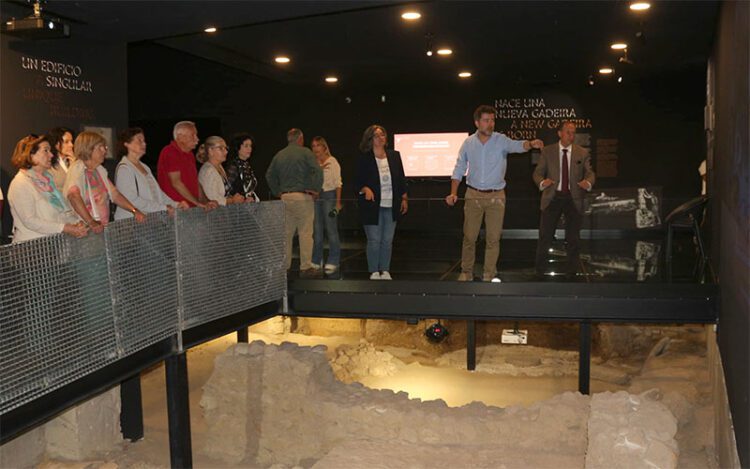 Grupo de mayores visitando, junto al alcalde, el centro fenicio / FOTO: Ayto.