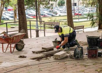 Operario arreglando el acerado en Los Olivos / FOTO: Ayto.