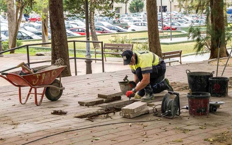 Operario arreglando el acerado en Los Olivos / FOTO: Ayto.