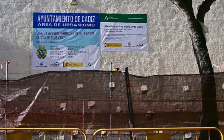 Carteles informando de una promoción pública en García de Sola / FOTO: Eulogio García