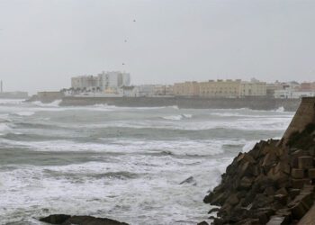 Olas azotando al Campo del Sur en un día de temporal / FOTO: Eulogio García