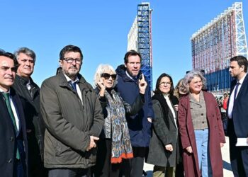 Martínez detalla a Puente detalles de la obra de la terminal / FOTO: Eulogio García