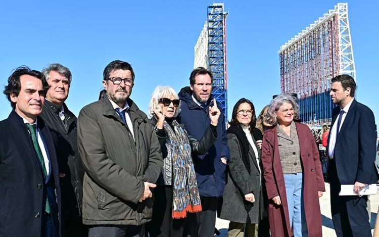 Martínez detalla a Puente detalles de la obra de la terminal / FOTO: Eulogio García