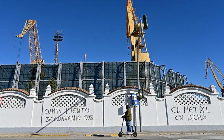 Pintadas en la tapia de astilleros durante la huelga del metal de 2023 / FOTO: Eulogio García