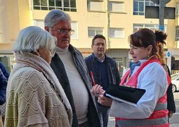 Recogiendo firmas a la entrada del Puerta del Mar / FOTO: CCOO