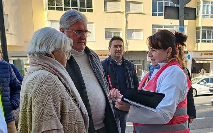 Recogiendo firmas a la entrada del Puerta del Mar / FOTO: CCOO