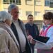 Recogiendo firmas a la entrada del Puerta del Mar / FOTO: CCOO