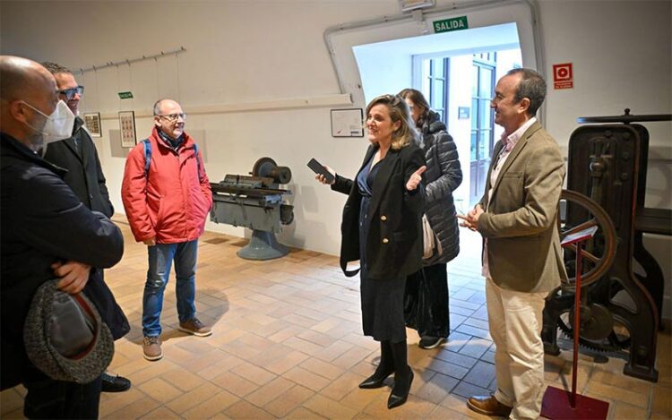 La edil de Cultura recibiendo a la comitiva de la Escuela de Artes / FOTO: Ayto.