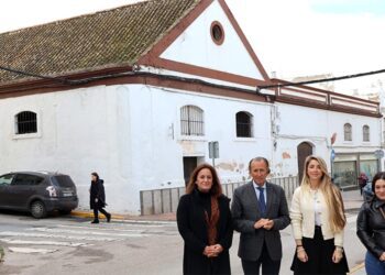 Posado con la antigua pieza de bodega al fondo / FOTO: Ayto.