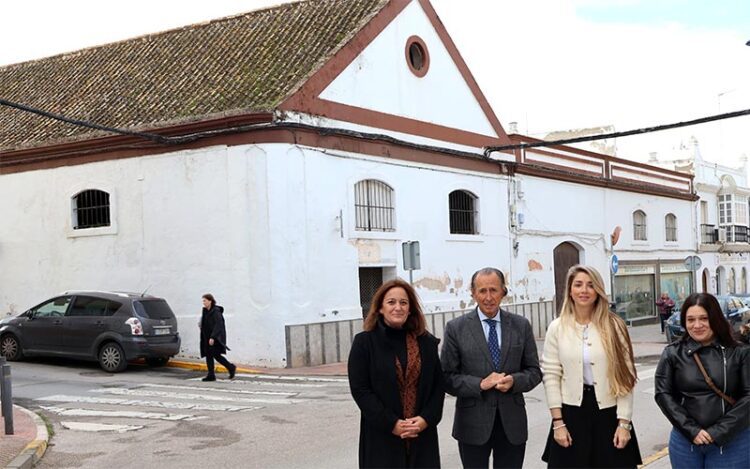 Posado con la antigua pieza de bodega al fondo / FOTO: Ayto.