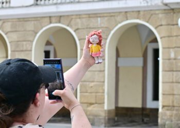 Turista fotografiando la fachada del Consistorio / FOTO: Eulogio García