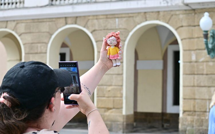 Turista fotografiando la fachada del Consistorio / FOTO: Eulogio García