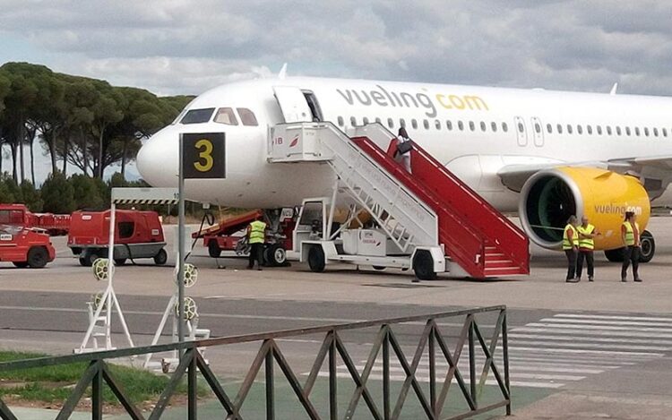 Avión de Vueling esperando en el aeródromo jerezano / FOTO: DBC