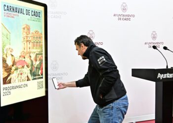 El alcalde escanea el QR de la programación antes de su presentación / FOTO: Eulogio García