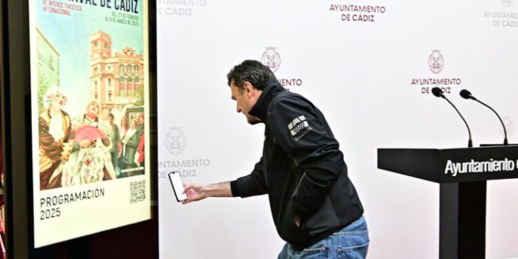 El alcalde escanea el QR de la programación antes de su presentación / FOTO: Eulogio García