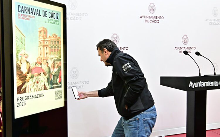 El alcalde escanea el QR de la programación antes de su presentación / FOTO: Eulogio García