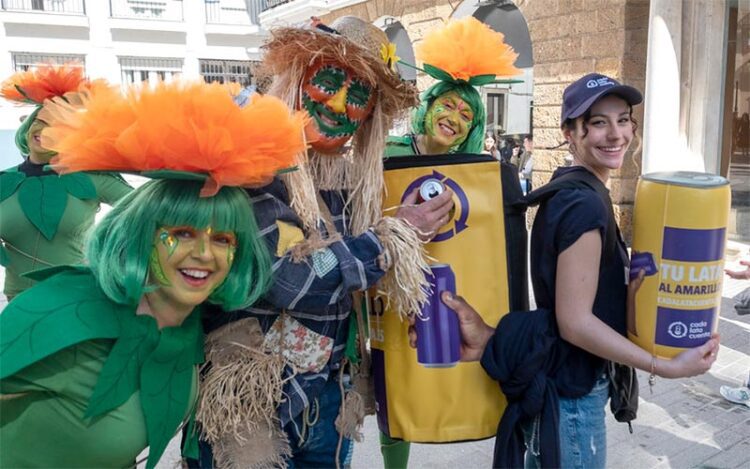 Animando al reciclaje de latas durante el Carnaval 2024 / FOTO: Ayto.