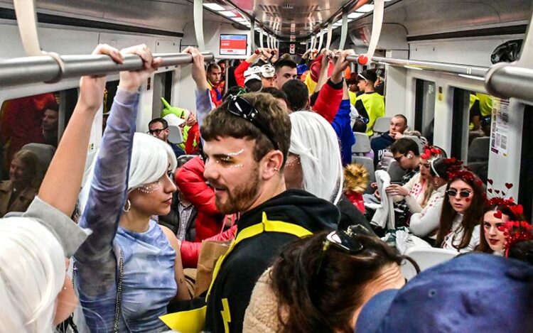 Viajando en Cercanías un sábado de Carnaval / FOTO: Eulogio García