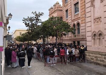 Cola formada junto al Falla a la espera de conseguir entrada / FOTO: Eulogio García