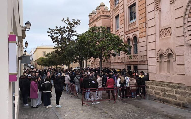 Cola formada junto al Falla a la espera de conseguir entrada / FOTO: Eulogio García