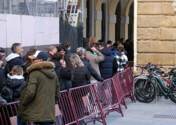 La cola del Falla en el Ayuntamiento / FOTO: Eulogio García