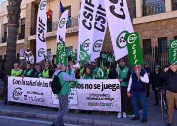 Concentración a las puertas de Subdelegación / FOTO: Eulogio García