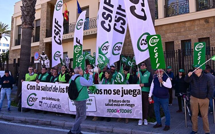 Concentración a las puertas de Subdelegación / FOTO: Eulogio García