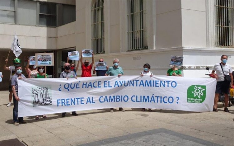 Una pasada protesta junto al Ayuntamiento / FOTO: Ecologistas en Acción