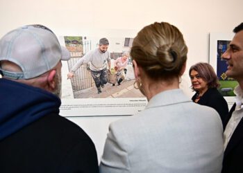 Nacho Frade explica su foto a los políticos / FOTO: Eulogio García