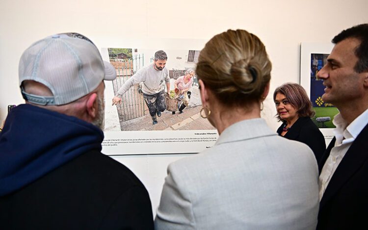 Nacho Frade explica su foto a los políticos / FOTO: Eulogio García