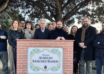 Foto de familia alrededor del monolito / FOTO: Ayto.