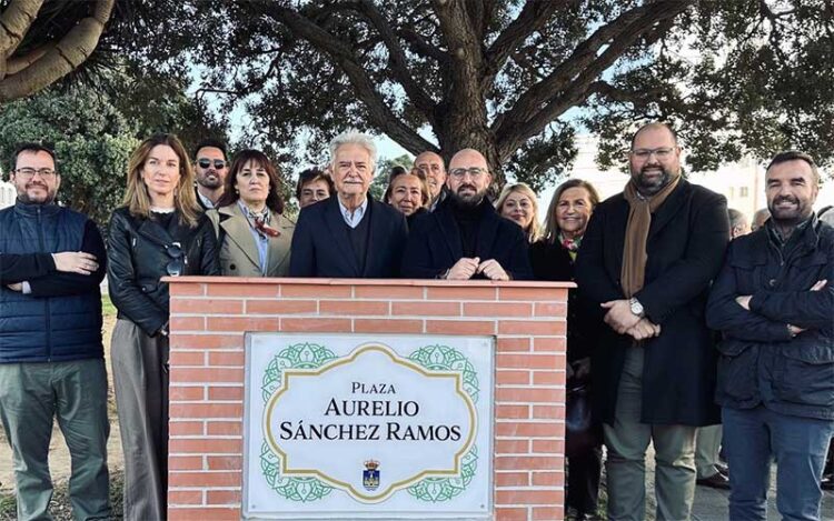 Foto de familia alrededor del monolito / FOTO: Ayto.