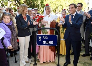 Foto de familia junto al rótulo de la plaza / FOTO: Ayto.